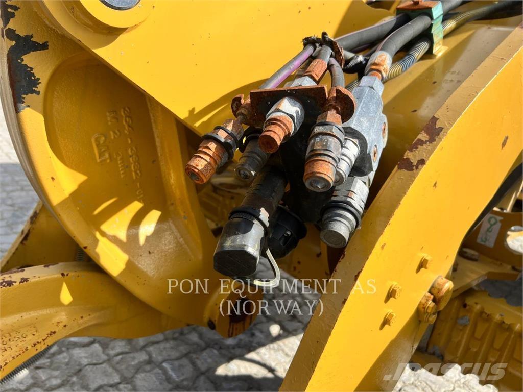 CAT 908M Gumikerekes homlokrakodók