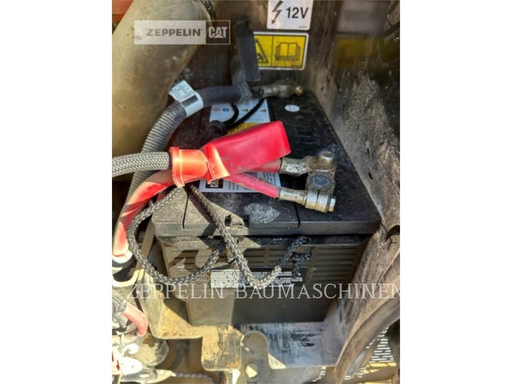 CAT 908M Gumikerekes homlokrakodók