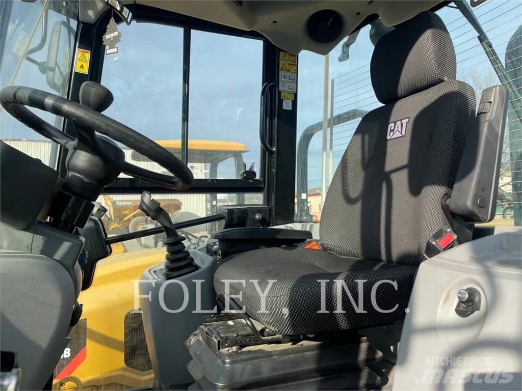 CAT 908M Gumikerekes homlokrakodók
