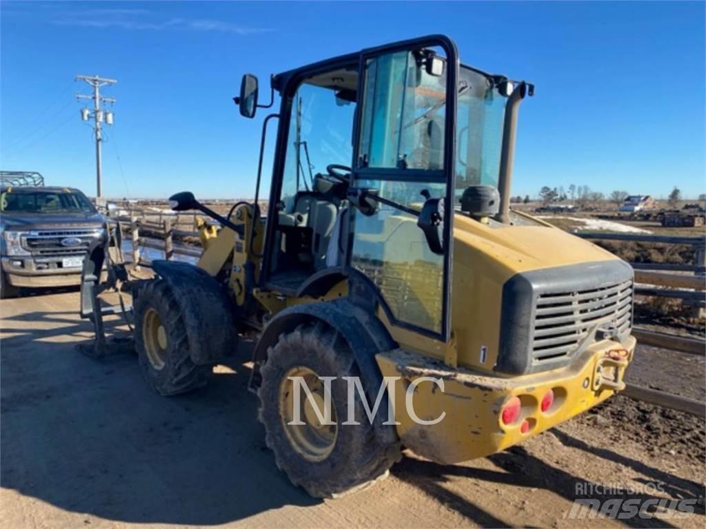CAT 908M Gumikerekes homlokrakodók