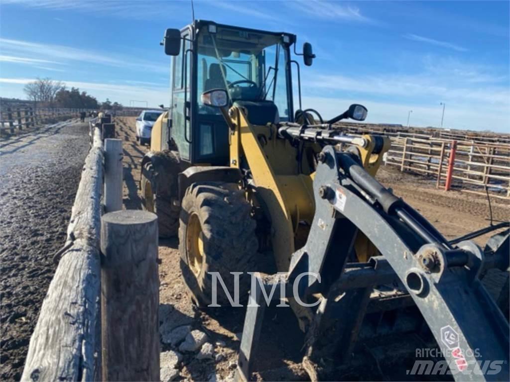 CAT 908M Gumikerekes homlokrakodók