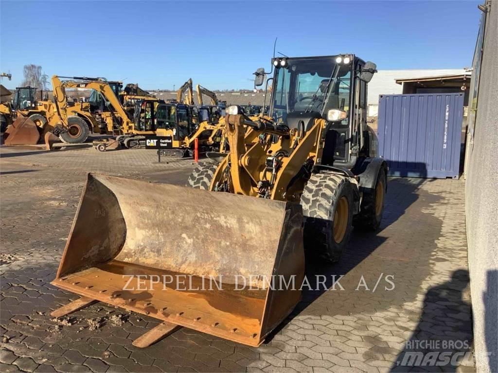 CAT 908M Gumikerekes homlokrakodók