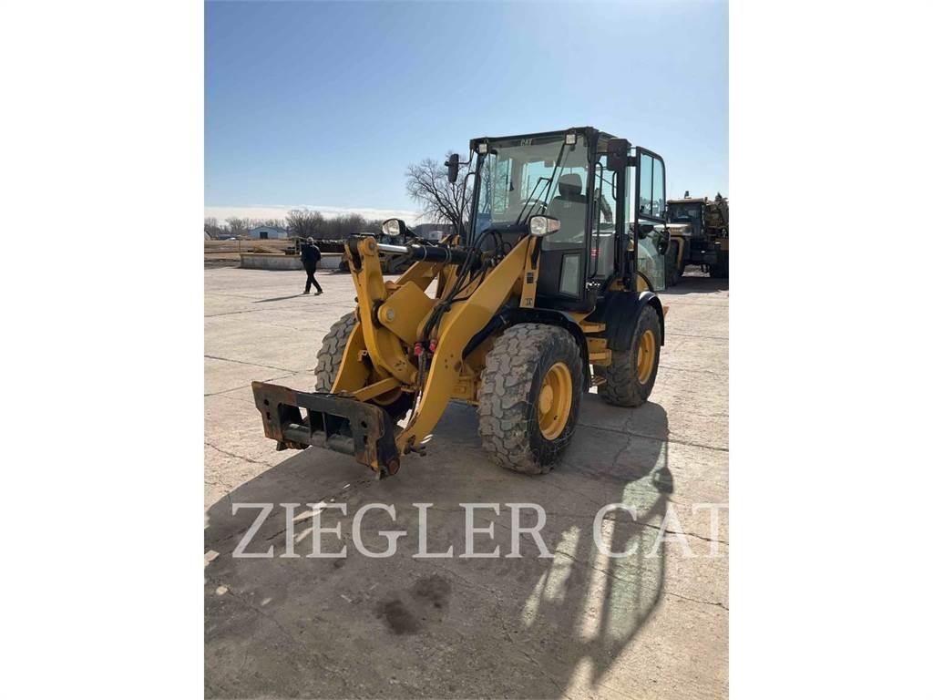 CAT 908M Gumikerekes homlokrakodók