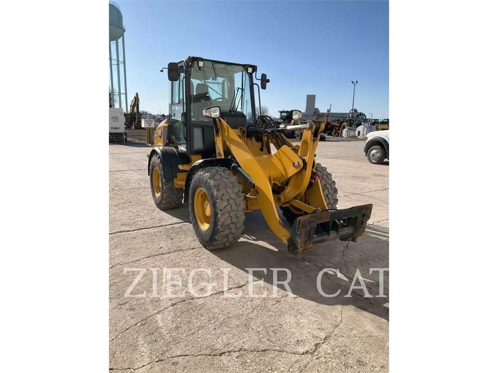 CAT 908M Gumikerekes homlokrakodók