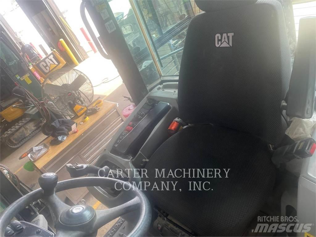 CAT 908M Gumikerekes homlokrakodók