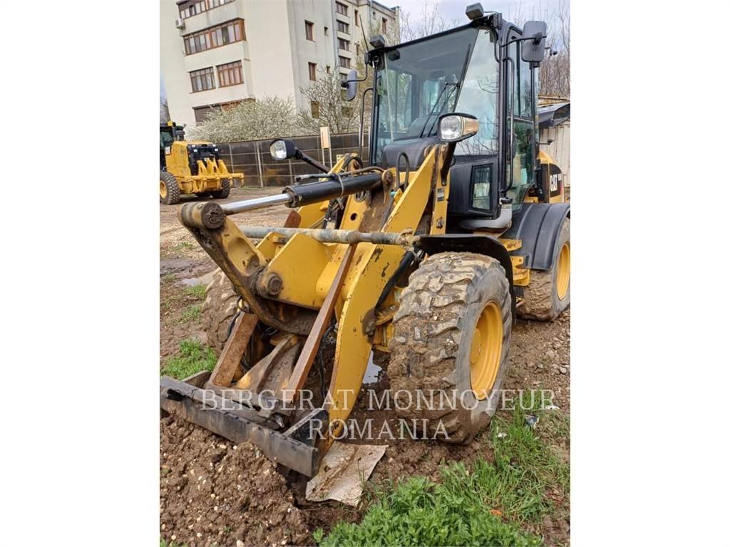 CAT 908M Gumikerekes homlokrakodók