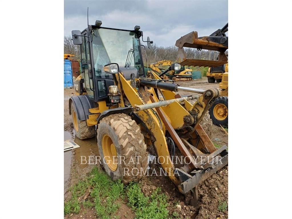 CAT 908M Gumikerekes homlokrakodók