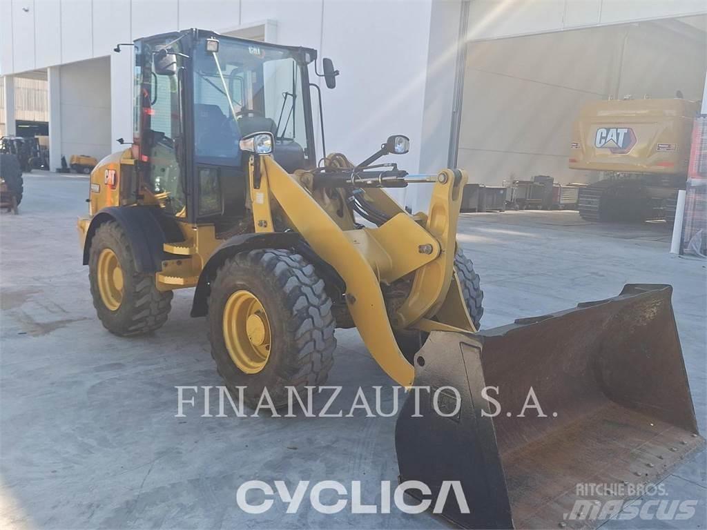CAT 908M Gumikerekes homlokrakodók
