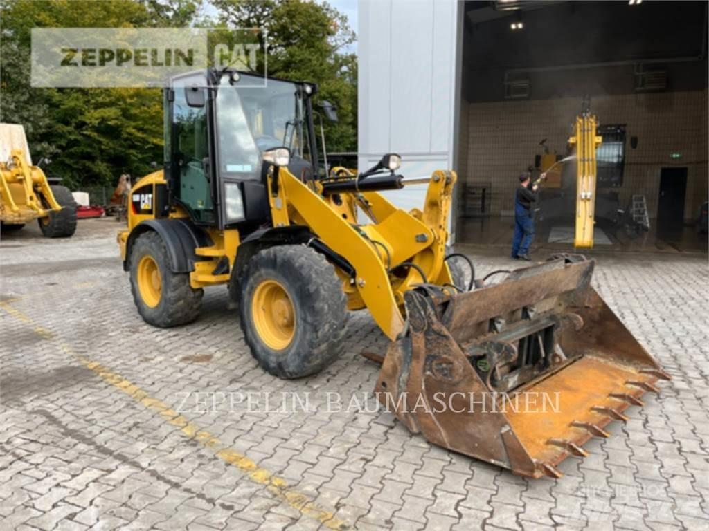 CAT 908M Gumikerekes homlokrakodók