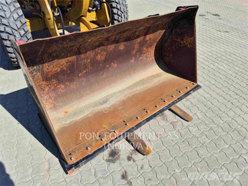 CAT 908M Gumikerekes homlokrakodók