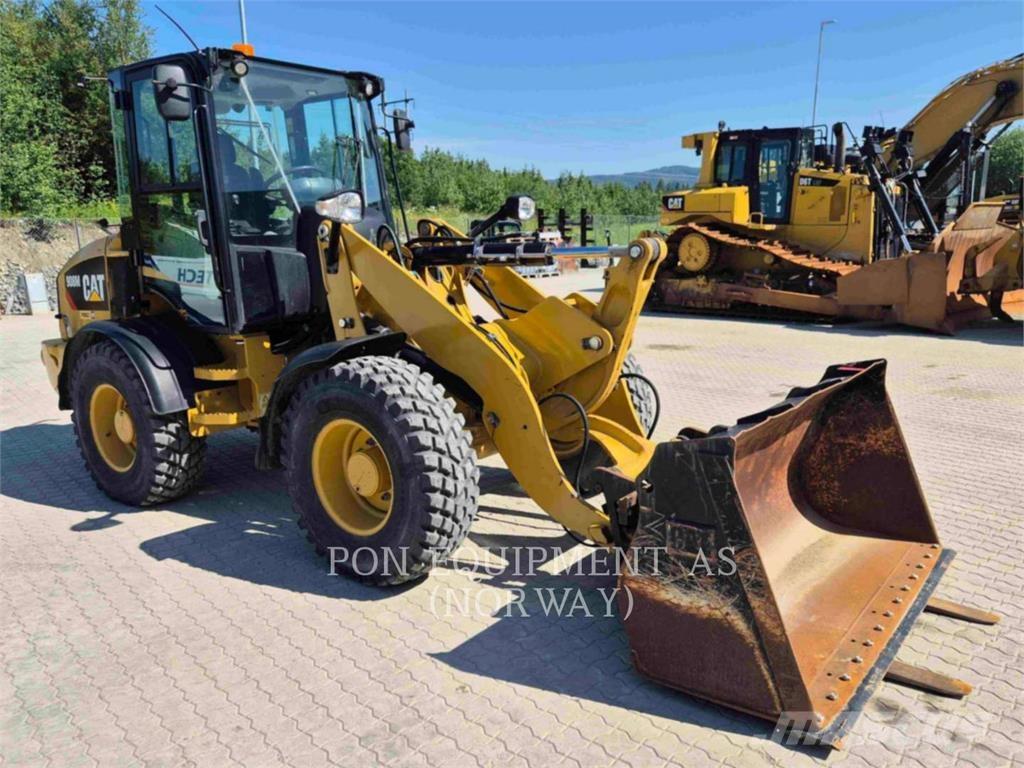 CAT 908M Gumikerekes homlokrakodók