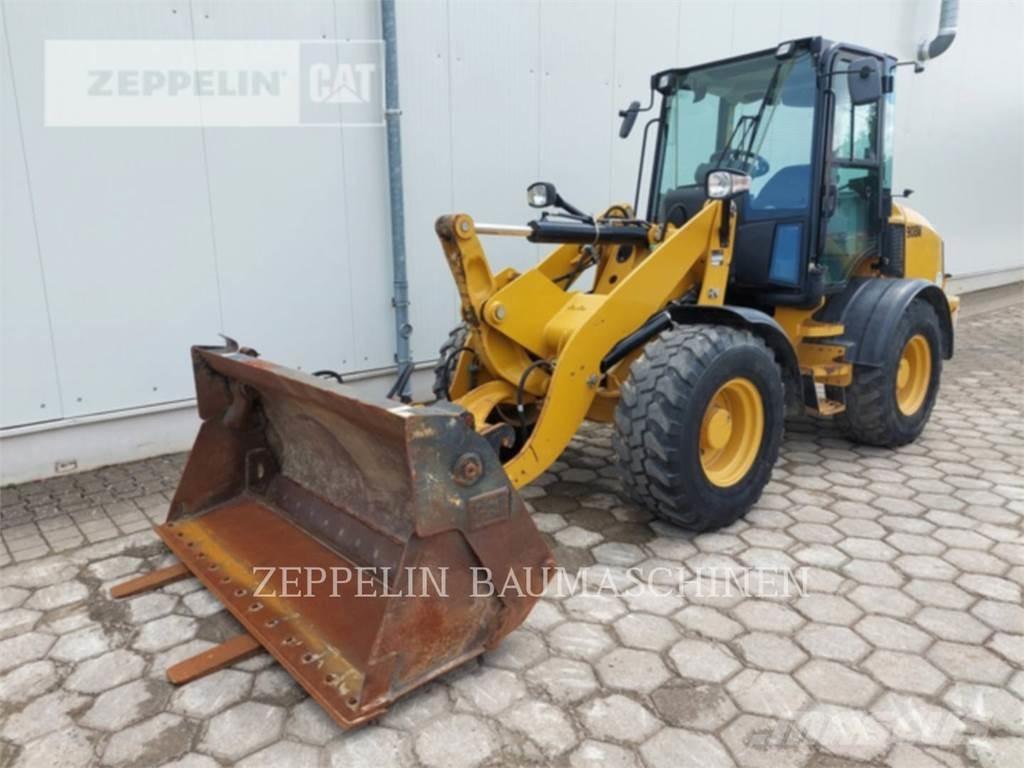 CAT 908M Gumikerekes homlokrakodók