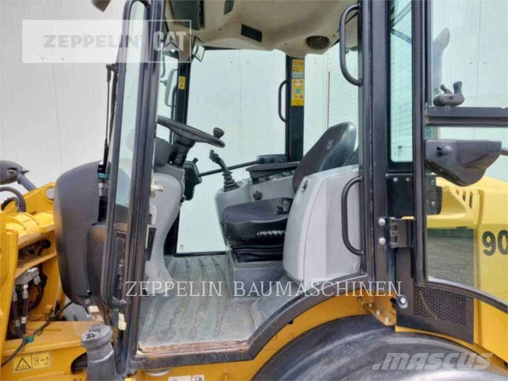 CAT 908M Gumikerekes homlokrakodók