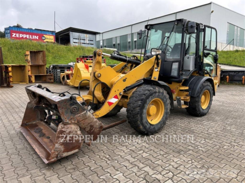 CAT 908M Gumikerekes homlokrakodók