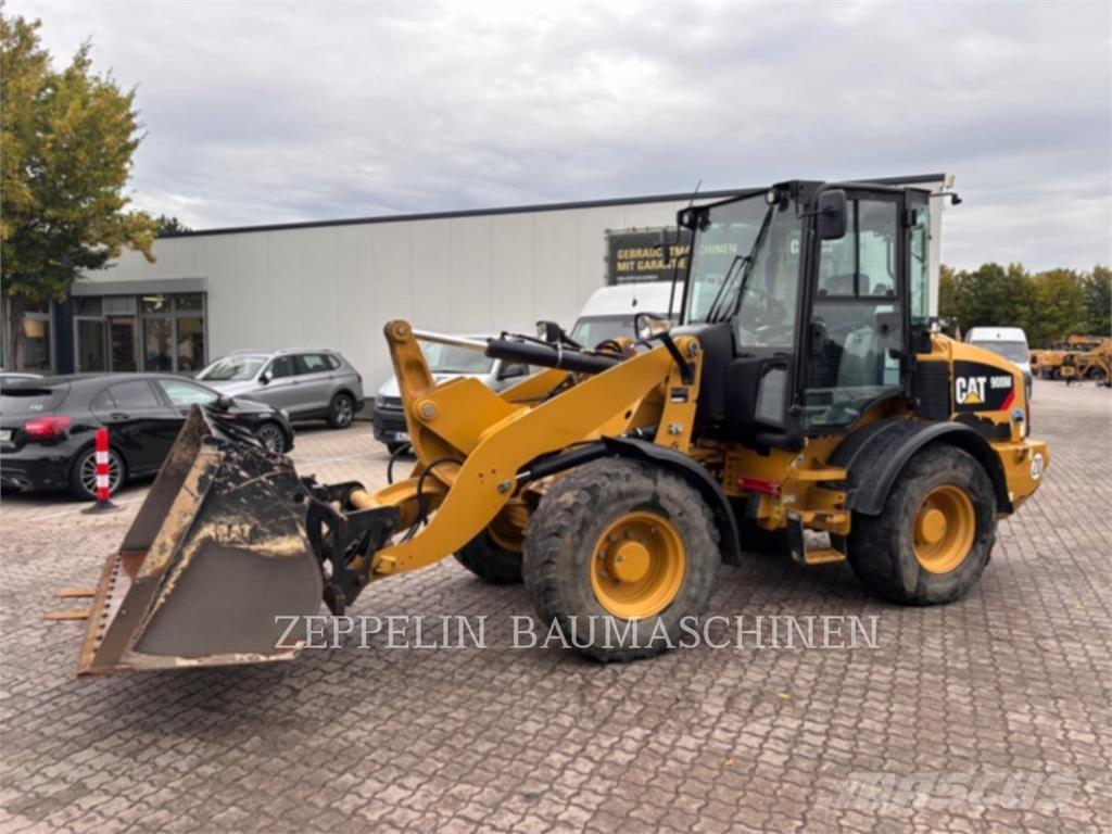 CAT 908M Gumikerekes homlokrakodók