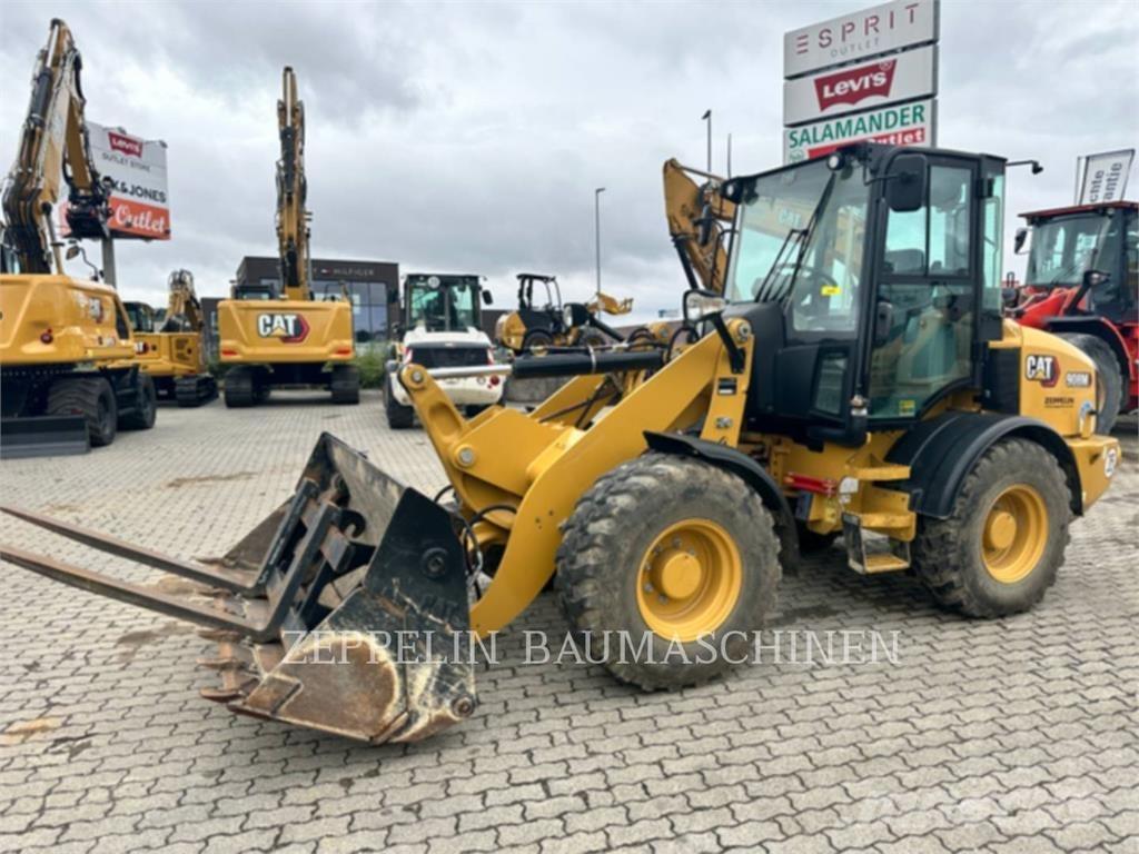 CAT 908M Gumikerekes homlokrakodók