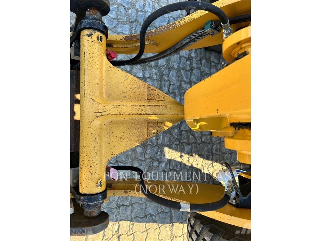 CAT 908M Gumikerekes homlokrakodók