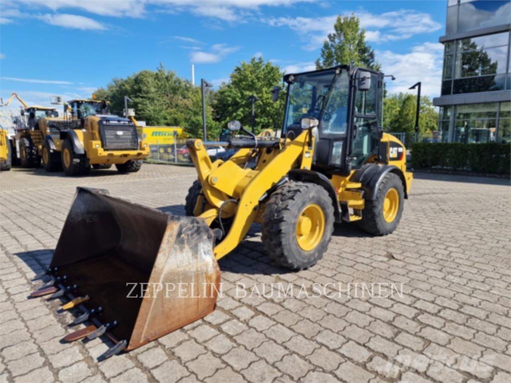 CAT 908M Gumikerekes homlokrakodók
