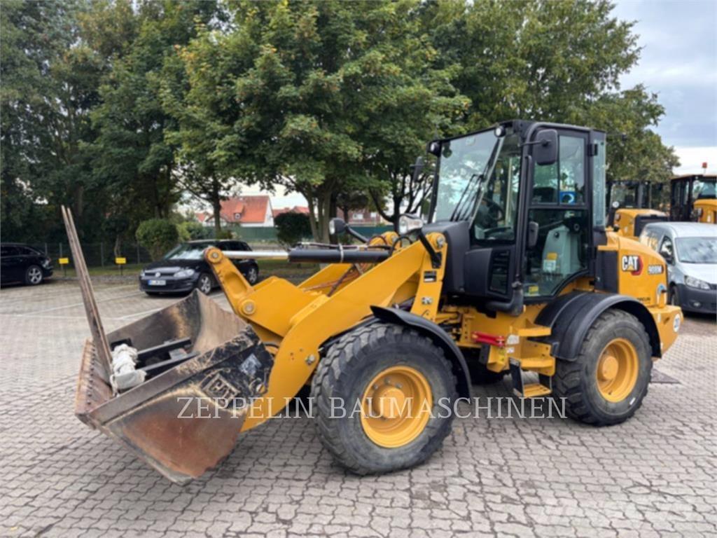 CAT 908M Gumikerekes homlokrakodók