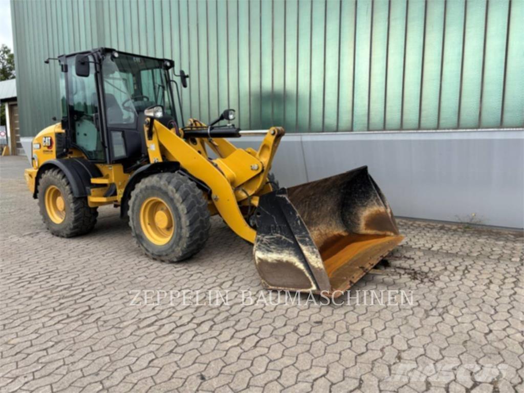 CAT 908M Gumikerekes homlokrakodók