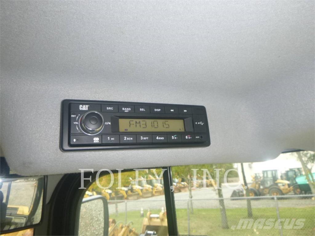 CAT 908M Gumikerekes homlokrakodók