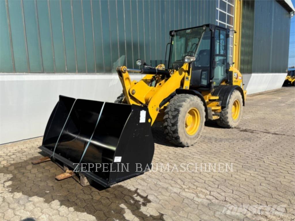 CAT 908M Gumikerekes homlokrakodók