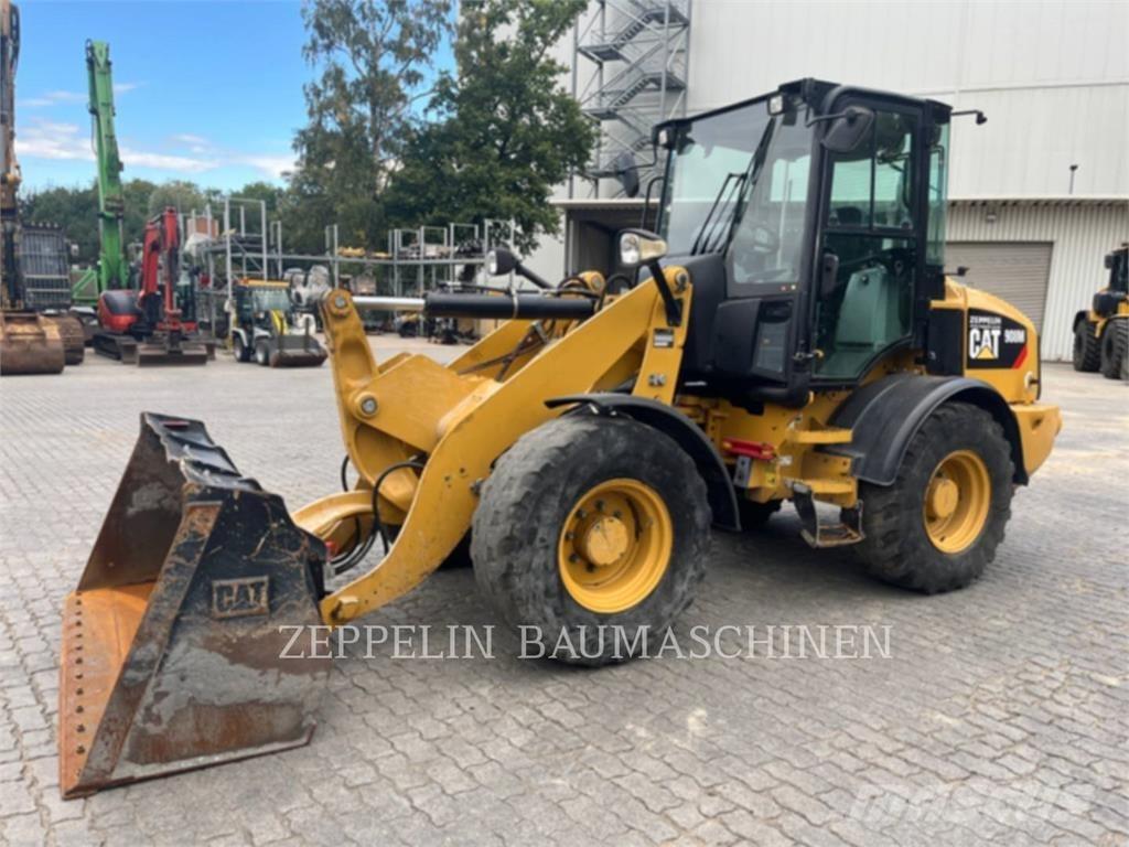CAT 908M Gumikerekes homlokrakodók