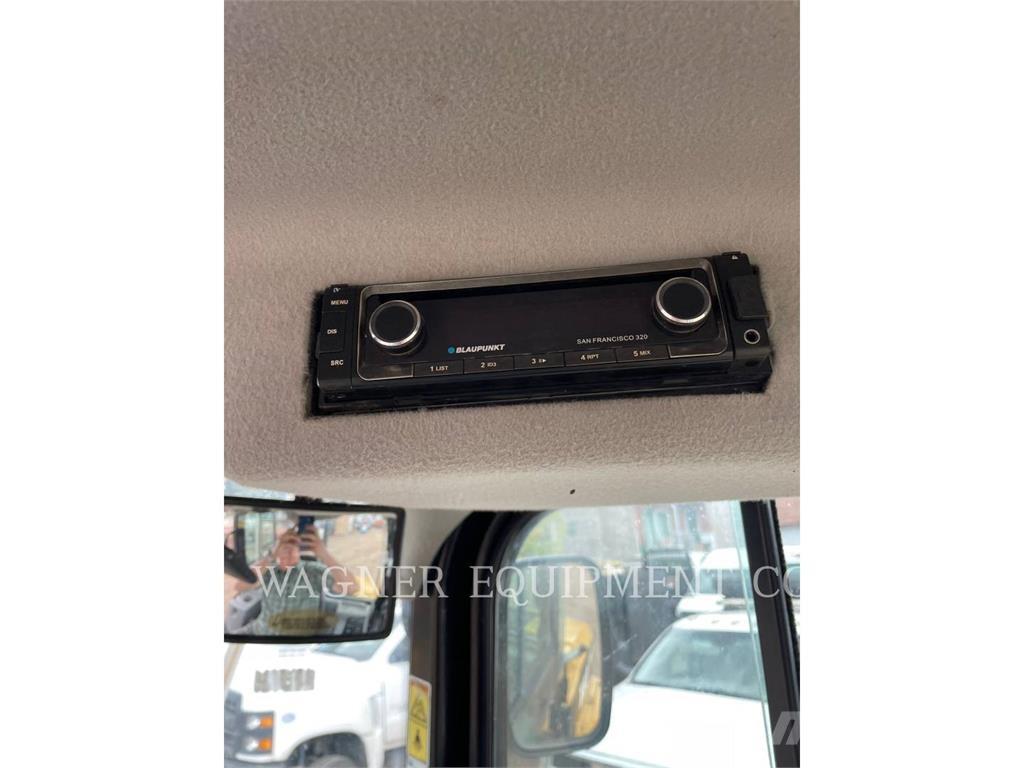 CAT 908M Gumikerekes homlokrakodók