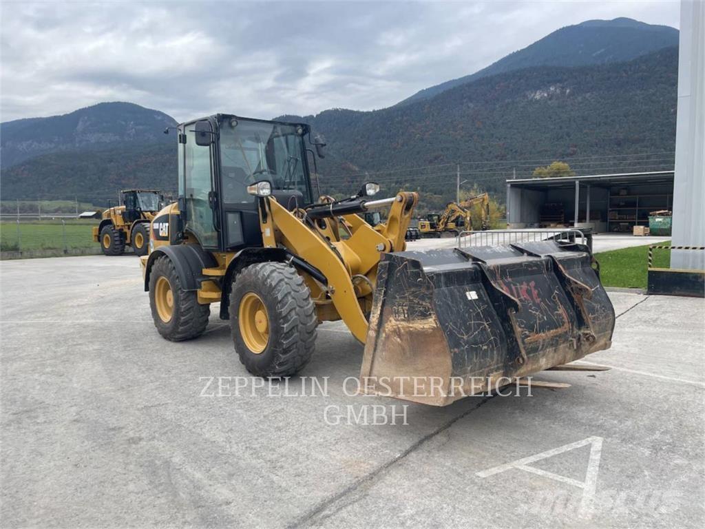 CAT 908M Gumikerekes homlokrakodók
