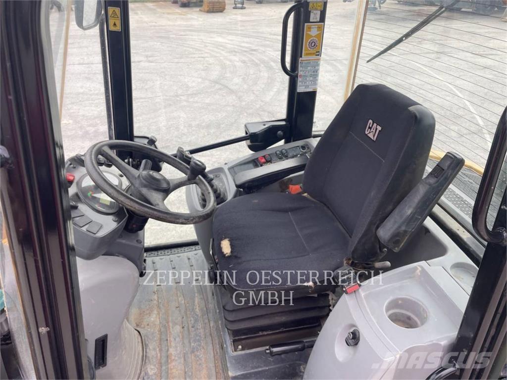 CAT 908M Gumikerekes homlokrakodók
