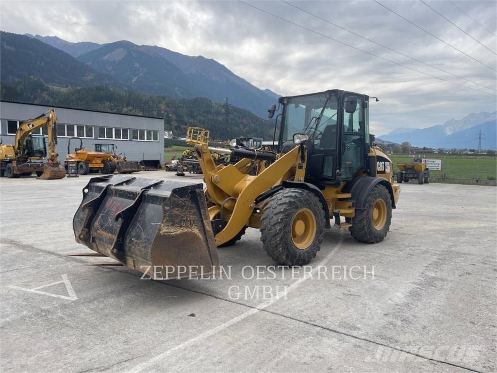 CAT 908M Gumikerekes homlokrakodók