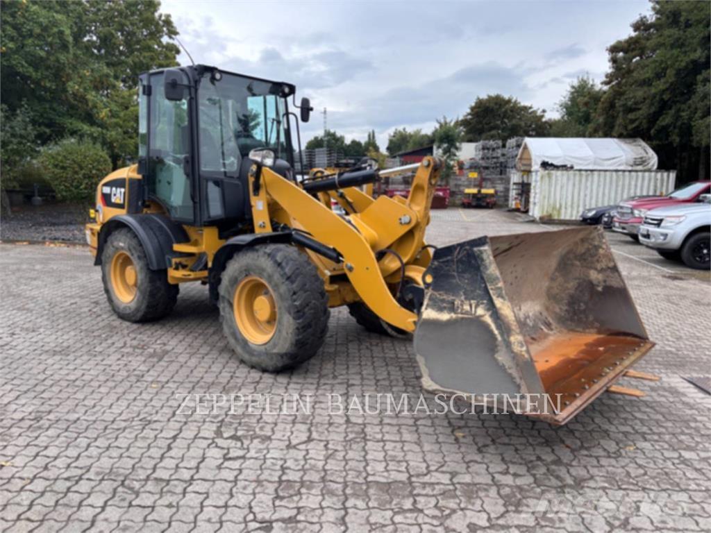 CAT 908M Gumikerekes homlokrakodók