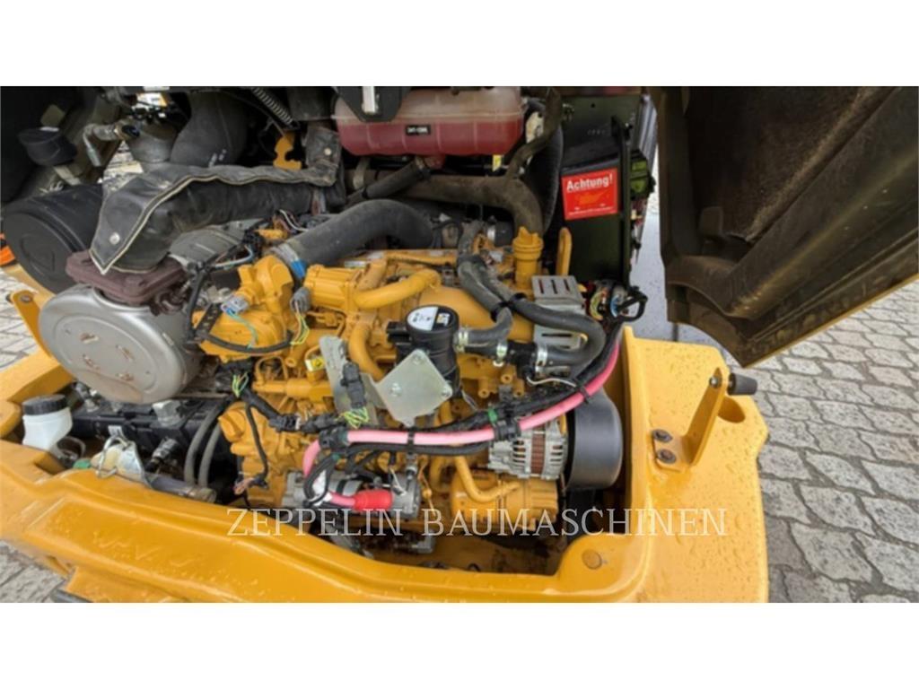 CAT 908M Gumikerekes homlokrakodók