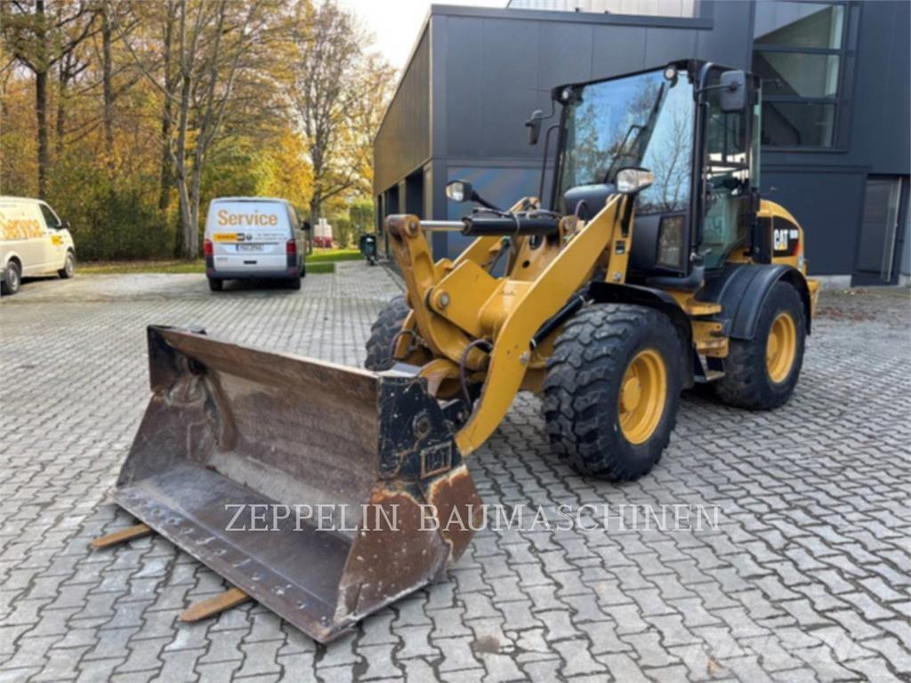 CAT 908M Gumikerekes homlokrakodók