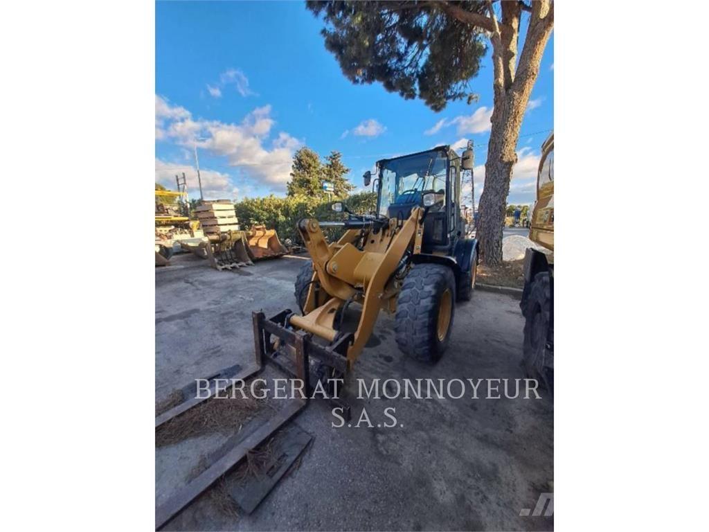 CAT 908M Gumikerekes homlokrakodók