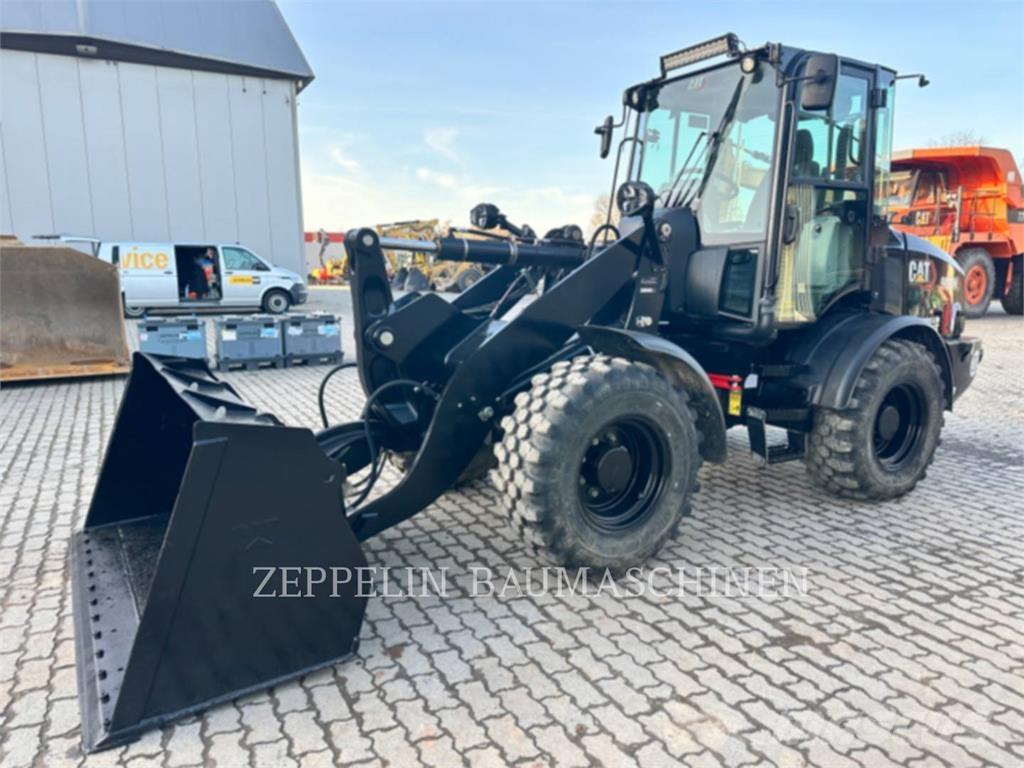 CAT 908M Gumikerekes homlokrakodók