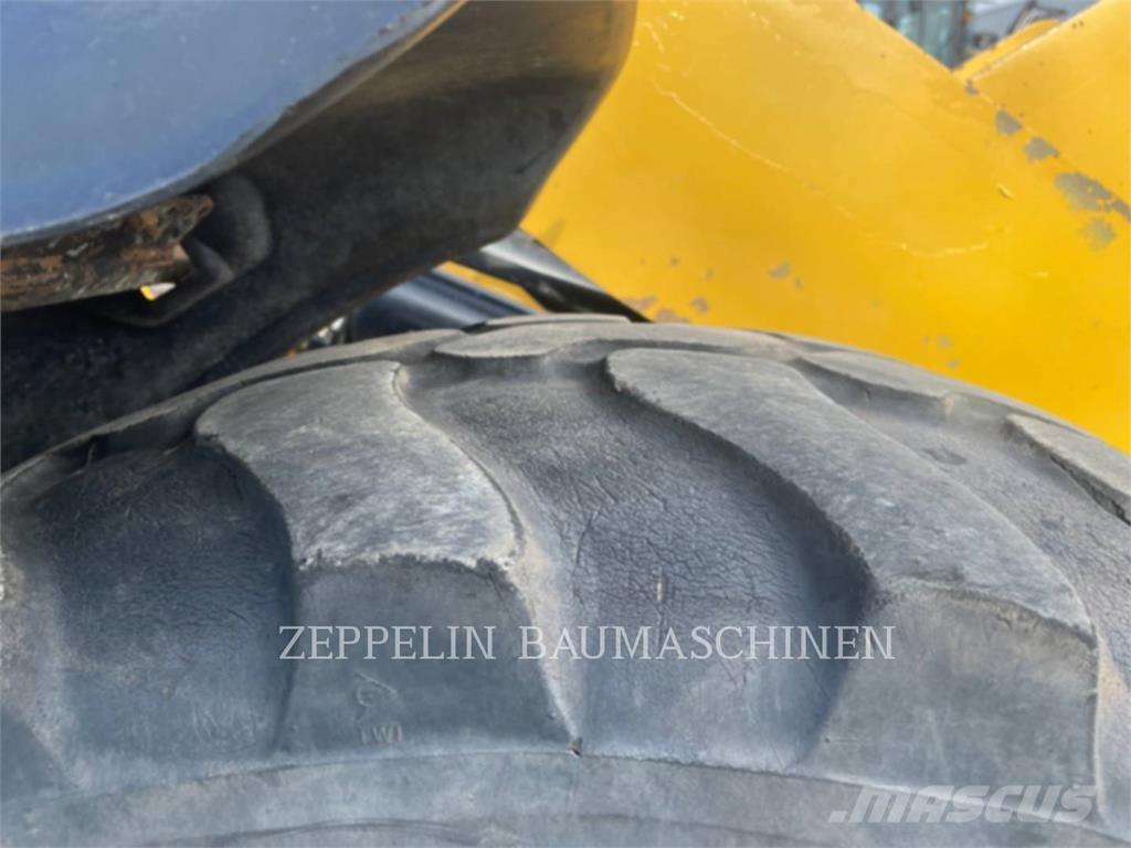 CAT 908M Gumikerekes homlokrakodók