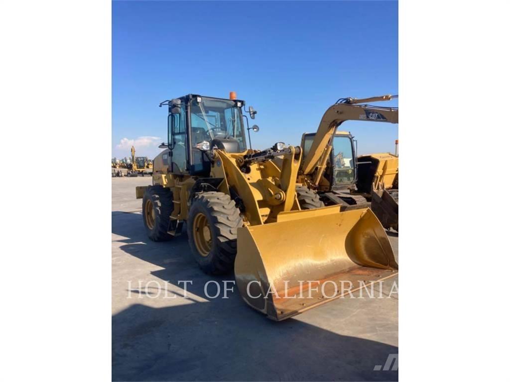 CAT 910M Gumikerekes homlokrakodók