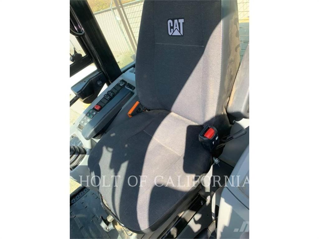CAT 910M Gumikerekes homlokrakodók