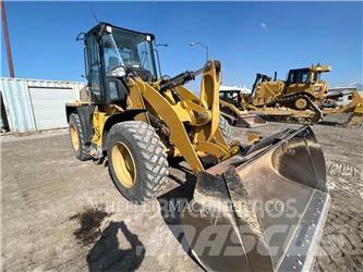 CAT 910M Gumikerekes homlokrakodók