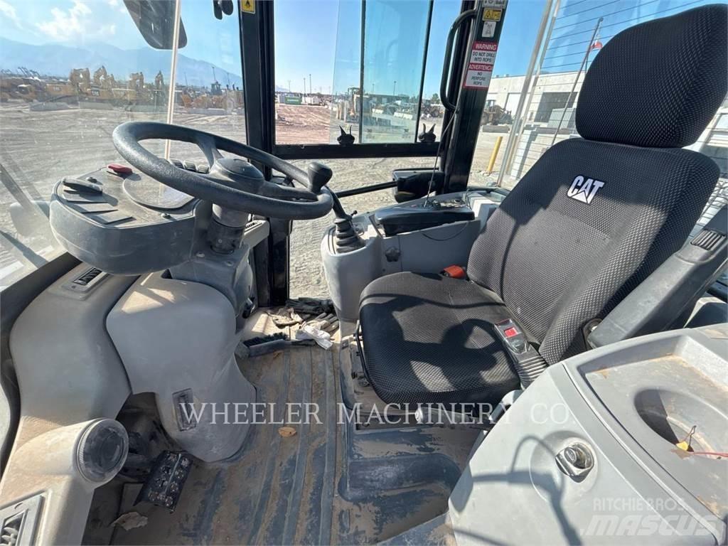CAT 910M Gumikerekes homlokrakodók