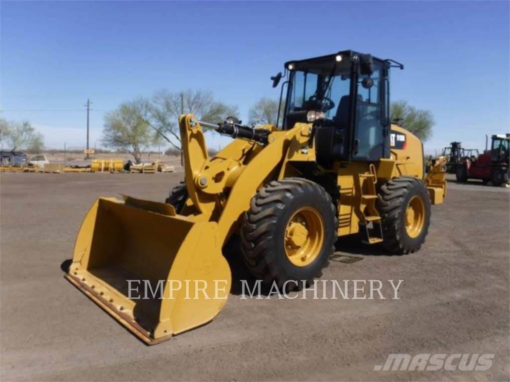 CAT 910M Gumikerekes homlokrakodók