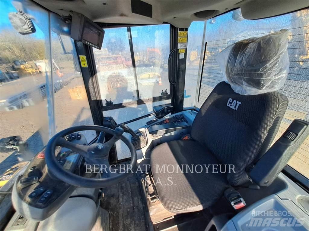 CAT 914 Gumikerekes homlokrakodók