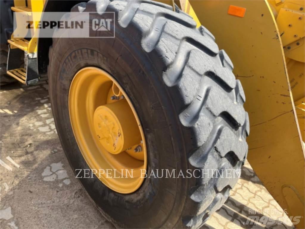 CAT 918M Gumikerekes homlokrakodók