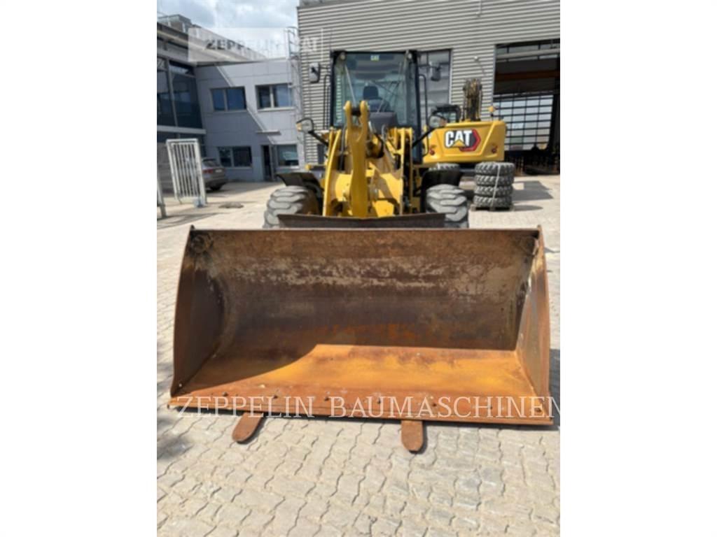 CAT 918M Gumikerekes homlokrakodók