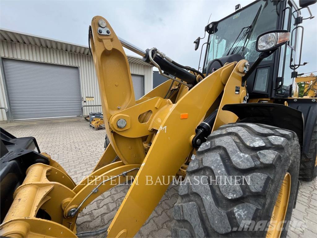 CAT 918M Gumikerekes homlokrakodók