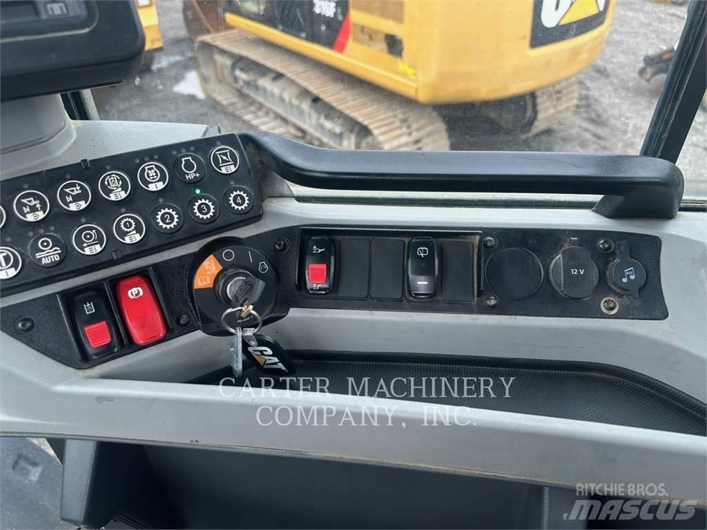 CAT 926M Gumikerekes homlokrakodók