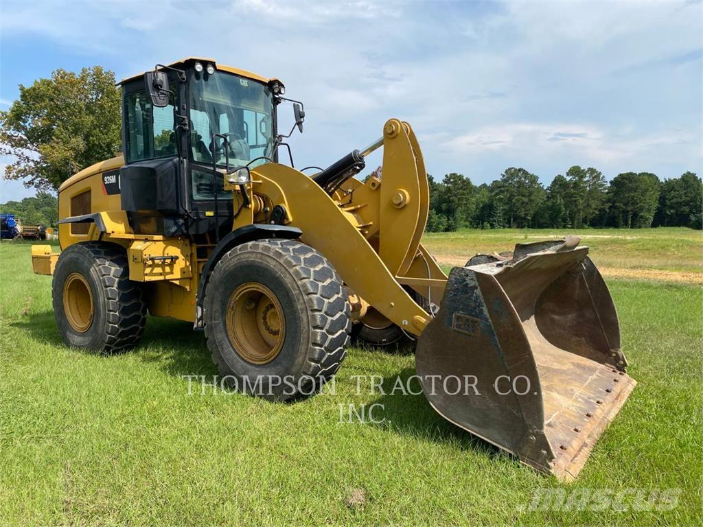CAT 926M Gumikerekes homlokrakodók