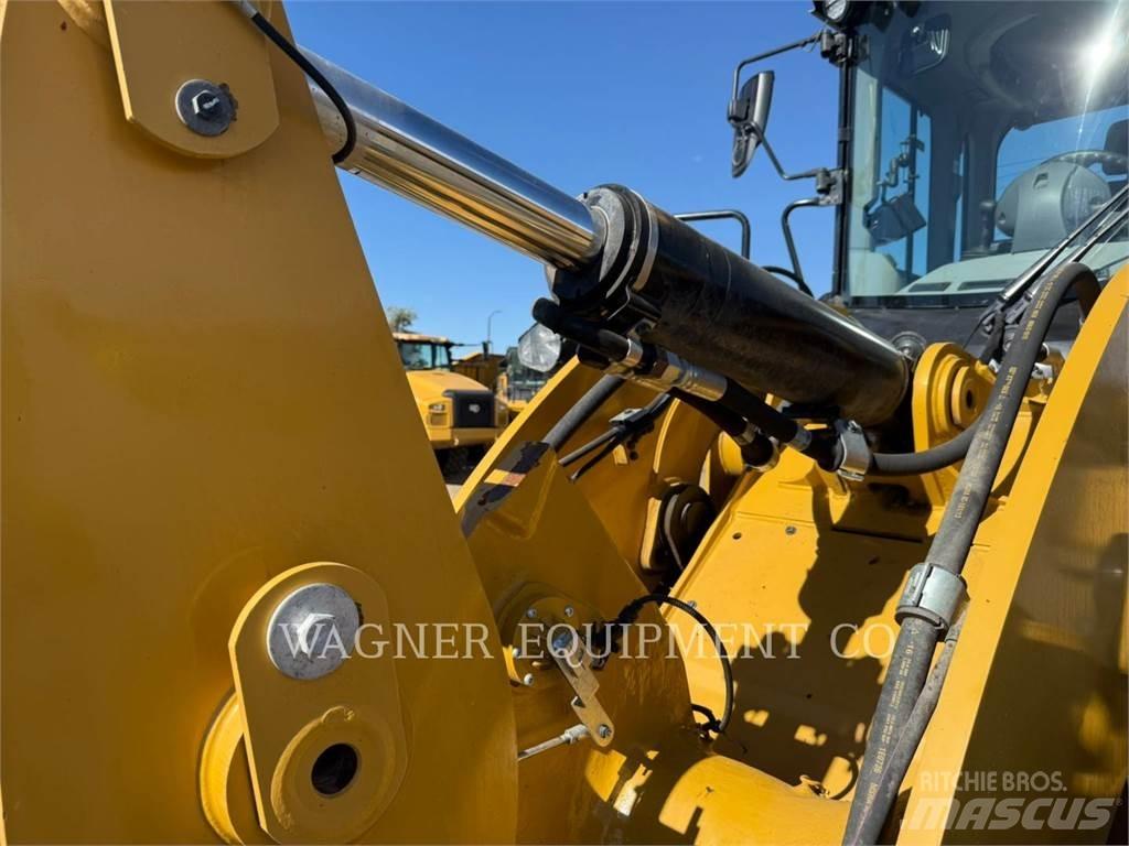 CAT 930M Gumikerekes homlokrakodók