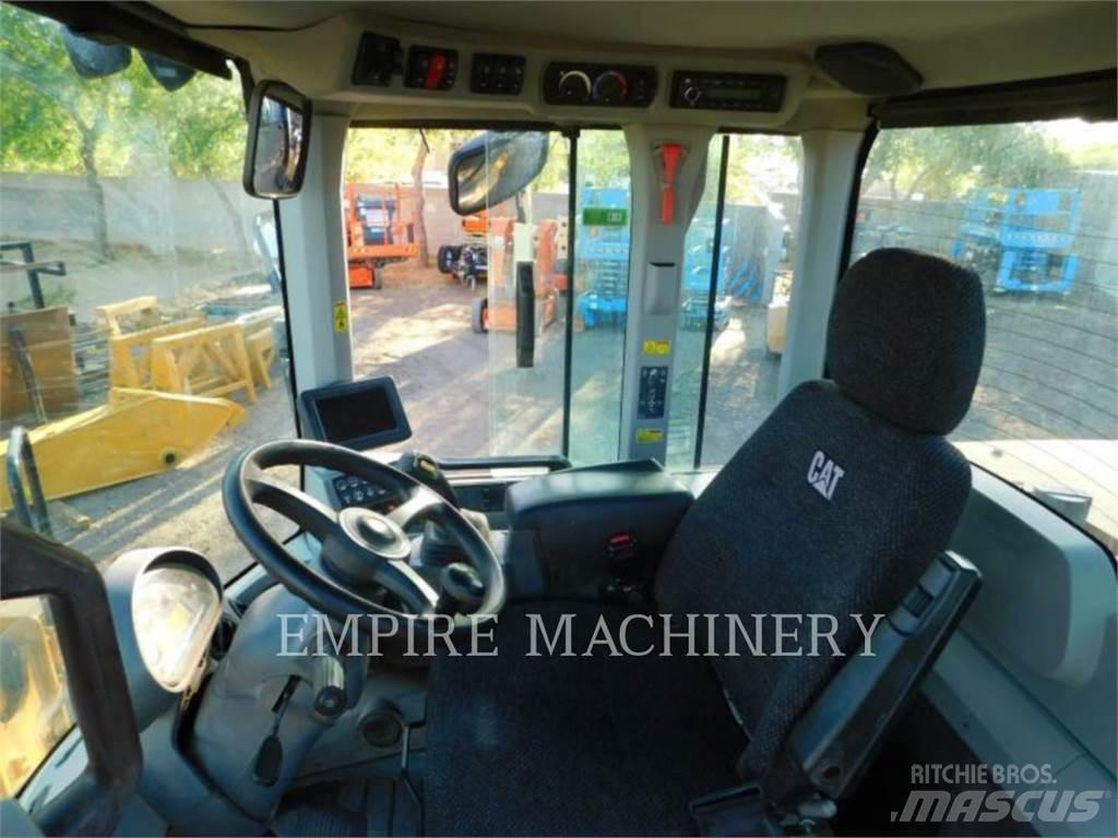 CAT 930M Gumikerekes homlokrakodók